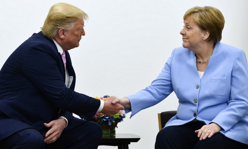 Tổng thống Trump (trái) và Thủ tướng Merkel trong cuộc gặp sáng 28/6. Ảnh: Reuters.