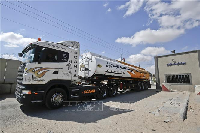 Phương tiện vận chuyển nhiên liệu từ Israel di chuyển qua cửa khẩu Kerem Shalom sang Dải Gaza ngày 15/8/2018. Ảnh tư liệu: AFP/TTXVN