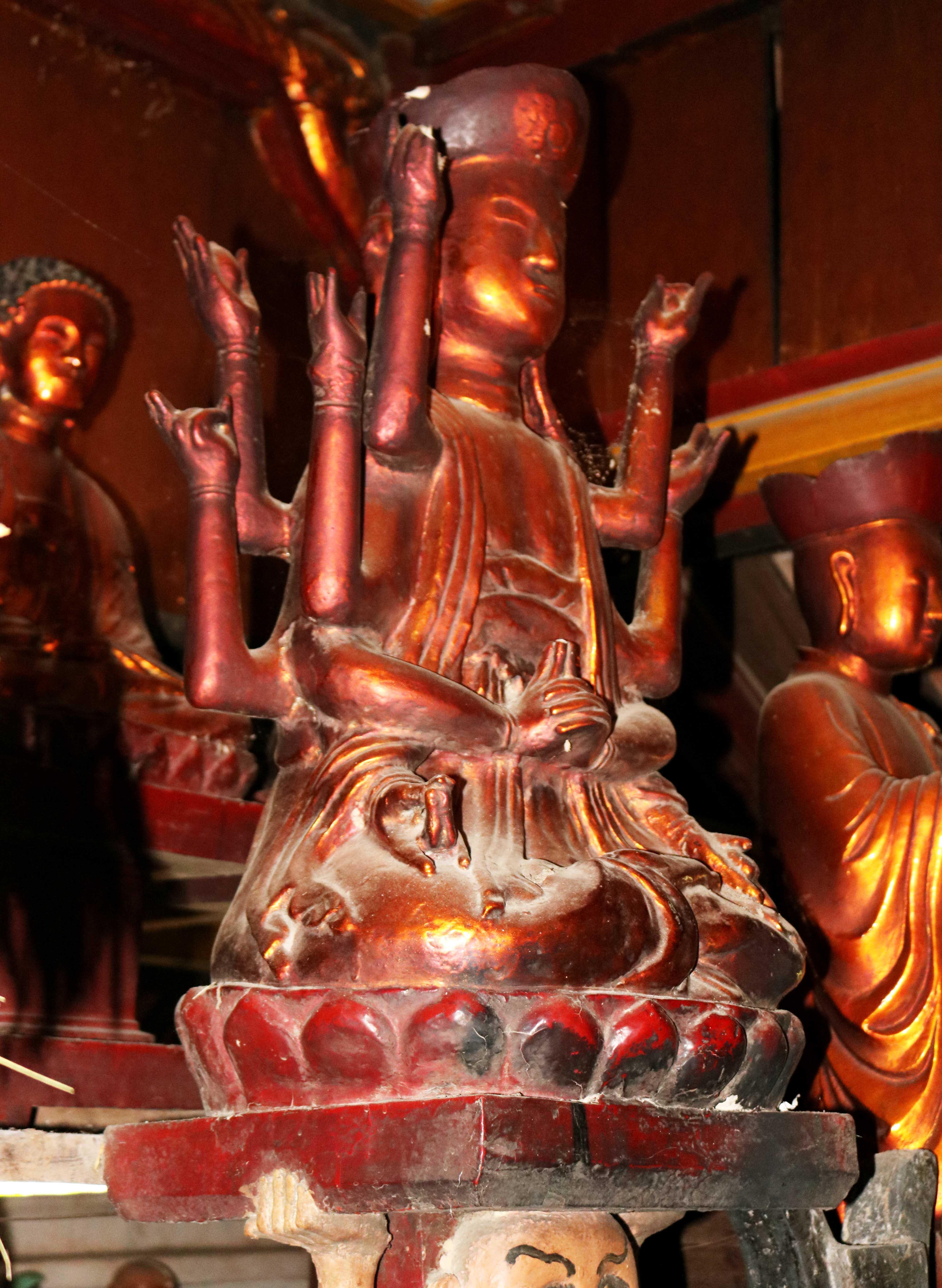 Trong số tượng cổ này, tượng Phật bà Quan âm 12 tay hay còn gọi là tượng “đầu người đội Phật” là độc đáo nhất được thờ ở vị trí trang trọng trong chùa. Tượng cao khoảng 1,2m, gồm đầu tượng đội mũ hoa, thân tượng tạc theo kiểu ngồi thiền trên tòa sen, đội tượng là một đầu quỷ hình người dữ tơn có 2 cánh tay nâng tòa sen. 