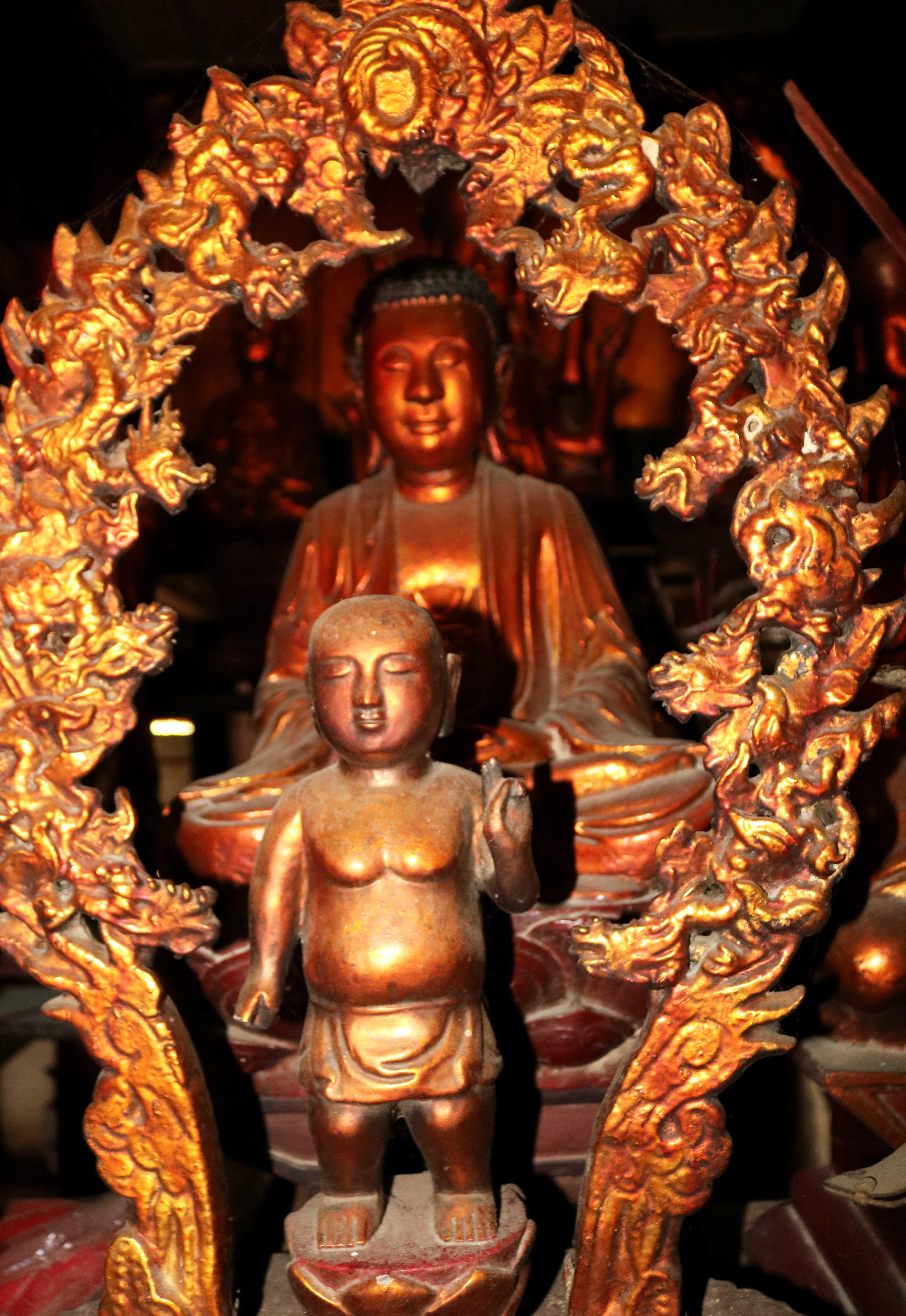 Cũng trên bàn thờ chính, ngay trước pho Pho tượng Phật bà Quan âm 12 tay là pho tượng Phật sơ sinh đứng trên đài sen bao quanh là vòng cửu long. Đây cũng được cho là một pho tượng cổ đẹp, độc đáo của chùa.