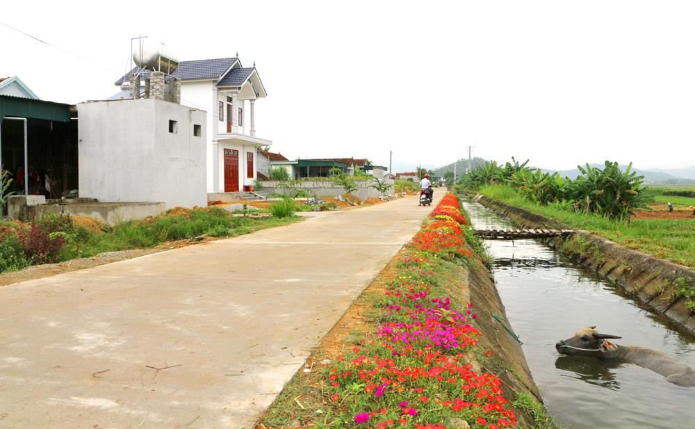 Hạ tầng giao thông trong xã được đầu tư xây dựng khang trang sạch đẹp. Ảnh: Nguyễn Hải