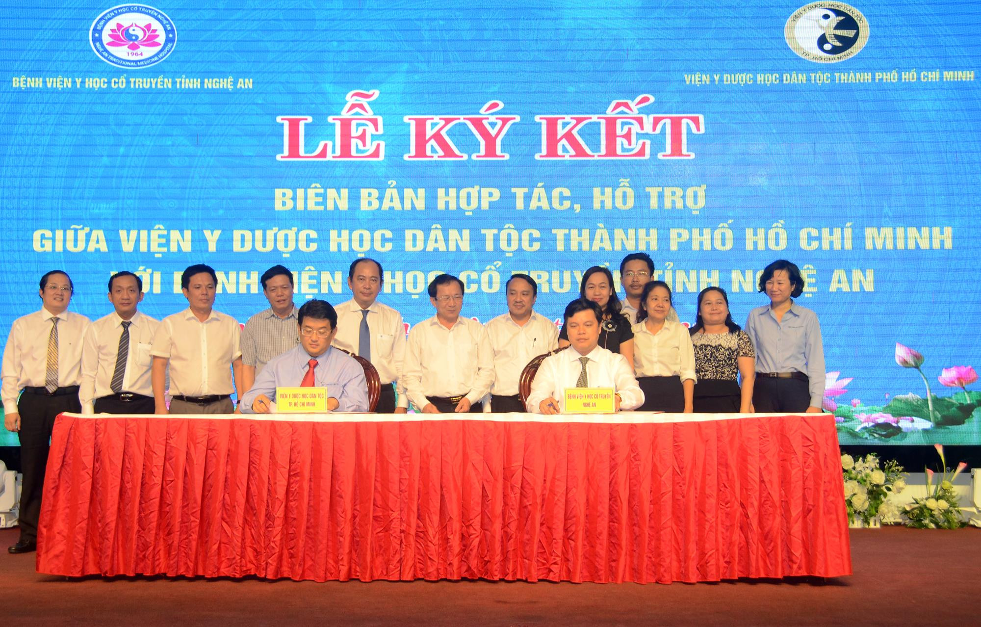Ký kết hợp tác giữa Viện Y học Dân tộc Tp.Hồ Chí Minh và Bệnh viện Y học Cổ truyền Nghệ An. Ảnh: Thành Chung