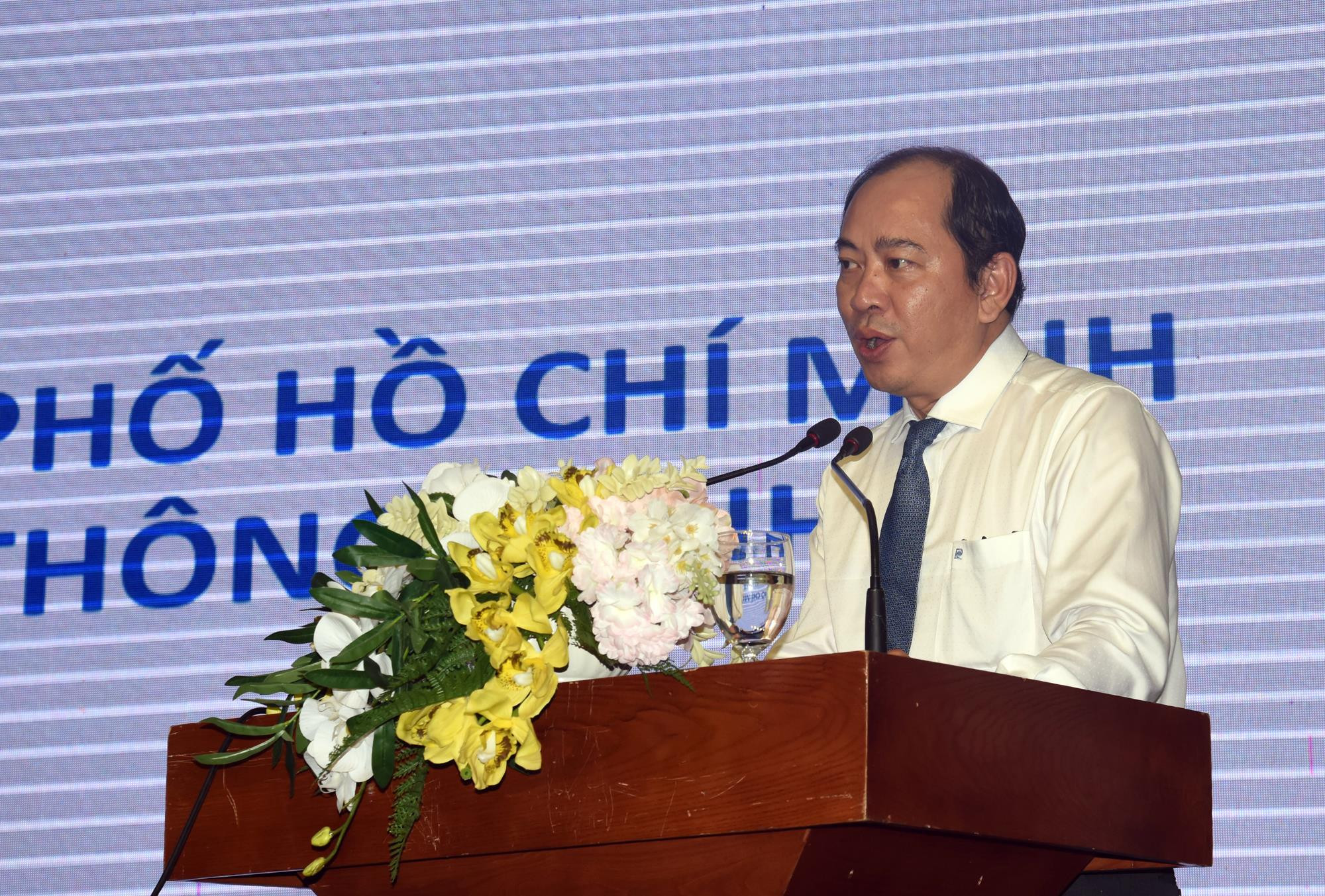 PGS.TS Tăng Chí Thượng, Phó Giám đốc Sở Y tế Tp.Hồ Chí Minh giới thiệu các mô hình sáng tạo của ngành y tế Tp.Hồ Chí Minh. Ảnh: Thành Chung