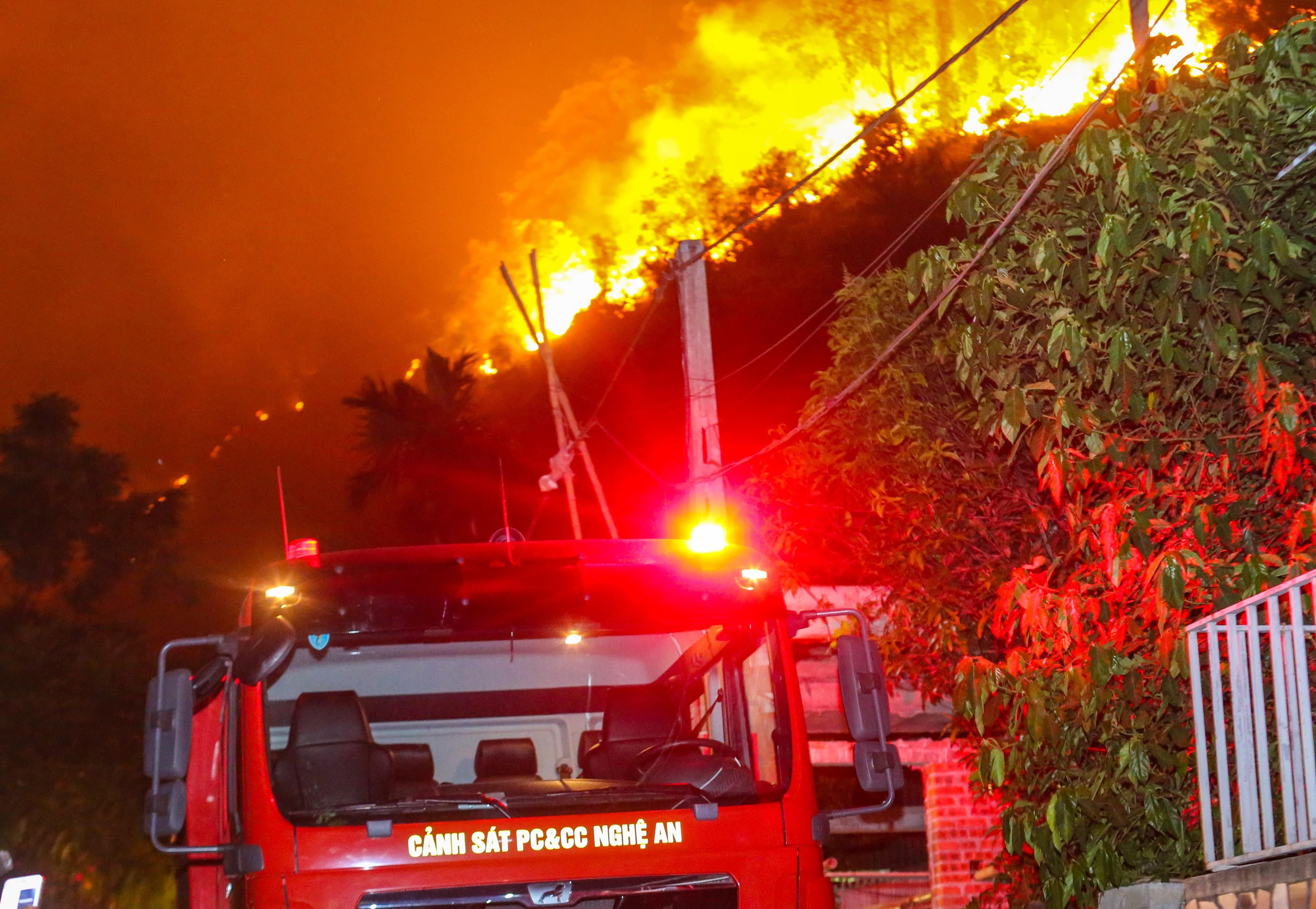 Hiện các đám cháy đã áp sát nhà nhiều hộ dân ở tổ dân phố 1 thị trấn Xuân An, thậm chí nhiều nhà chỉ cách chừng 50m. Ảnh: Sách Nguyễn