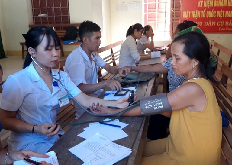 CLB trẻ thầy thuốc huyện Con Cuông khám bệnh cho các đối tượng