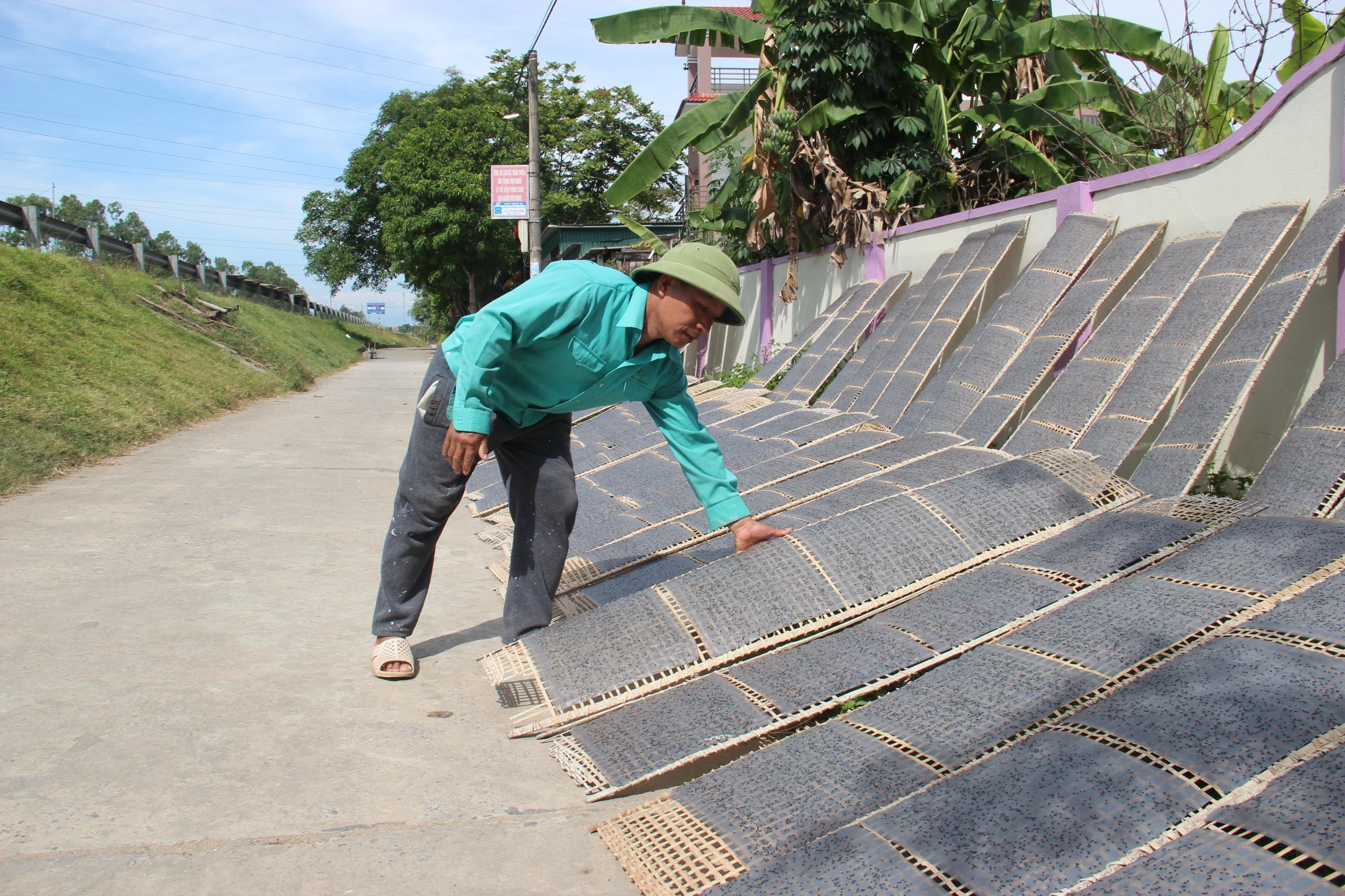 Làm nghề bánh đa, gia đình anh Nguyễn Ngọc Khang ở xóm 8, xã Hưng Châu đã có nguồn thu nhập từ 16 - 18 triệu đồng tháng.Ảnh: Ngọc Anh