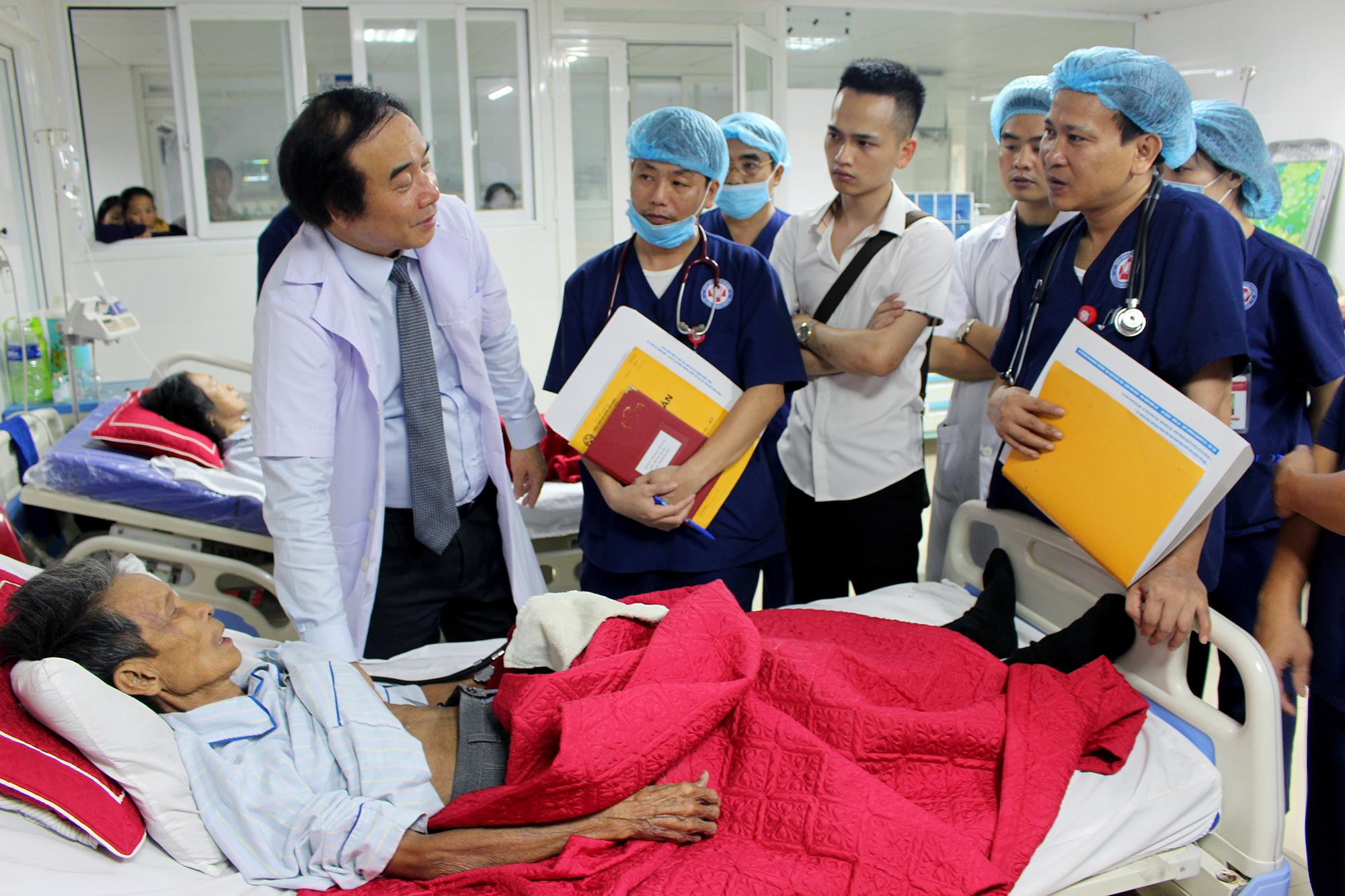 PGS.TS. Nguyễn Văn Chi – Phó trưởng Khoa Cấp cứu, Bệnh viện Bạch Mai Hà Nội, trực tiếp thăm khám cho bệnh nhân. Ảnh Đinh Nguyệt