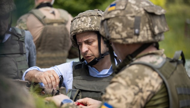 Ông Zelensky trong một lần thăm vùng chiến sự Donbass