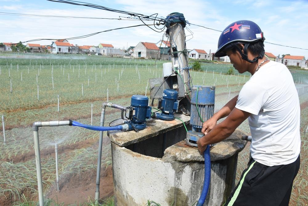 Để đảm bảo nguồn nước cho cây hành trong thời gian thu hoạch, nhiều gia đình đã trang bị nhiều máy bơm để phục vụ tươi tiêu. Ảnh: Thanh Yên