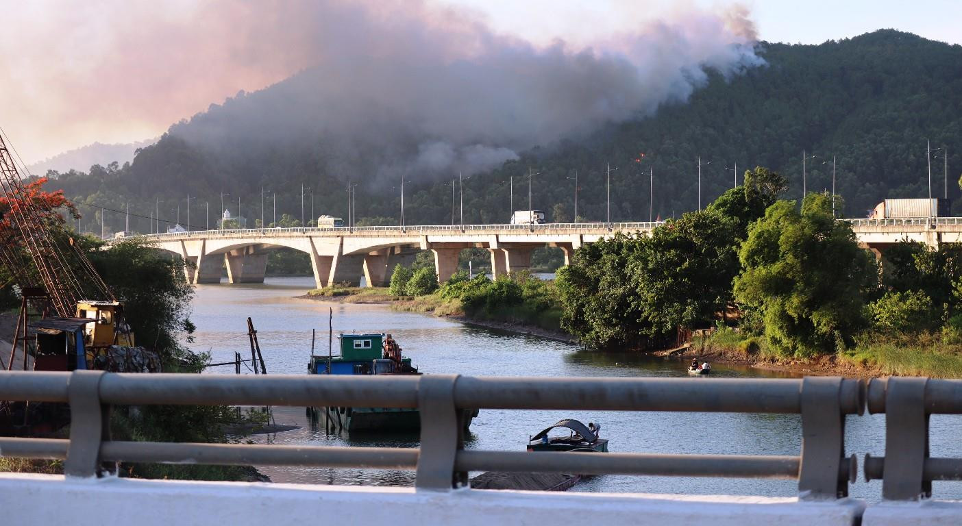 Vụ cháy rừng ở núi Hồng Lĩnh hướng nhìn từ TP Vinh (Nghệ An) qua cầu Bến Thủy 1 bắt qua sông Lam nối hai tỉnh Nghệ An và Hà Tĩnh. Ảnh: Đắc Lam