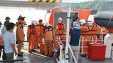 Nghệ An đón 2 thuyền viên và 1 thi thể trên tàu cá bị đâm chìm vào bờ