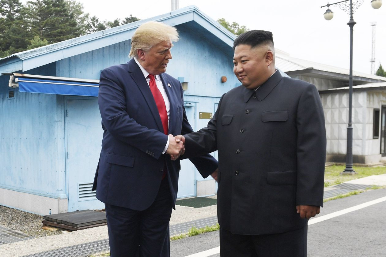 Cái bắt tay lịch sử lần 3 của Tổng thống Mỹ Donald Trump và Nhà lãnh đạo Triều Tiên Kim Jong-un (Nguồn: AP)