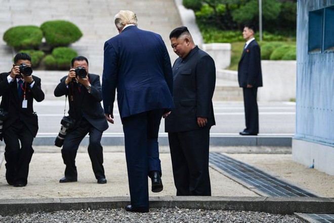 Tổng thống Mỹ Donald Trump có bước chân lịch sử đầu tiên sang đất Triều Tiên tại Khu phi quân sự DMZ (Nguồn: AFP)