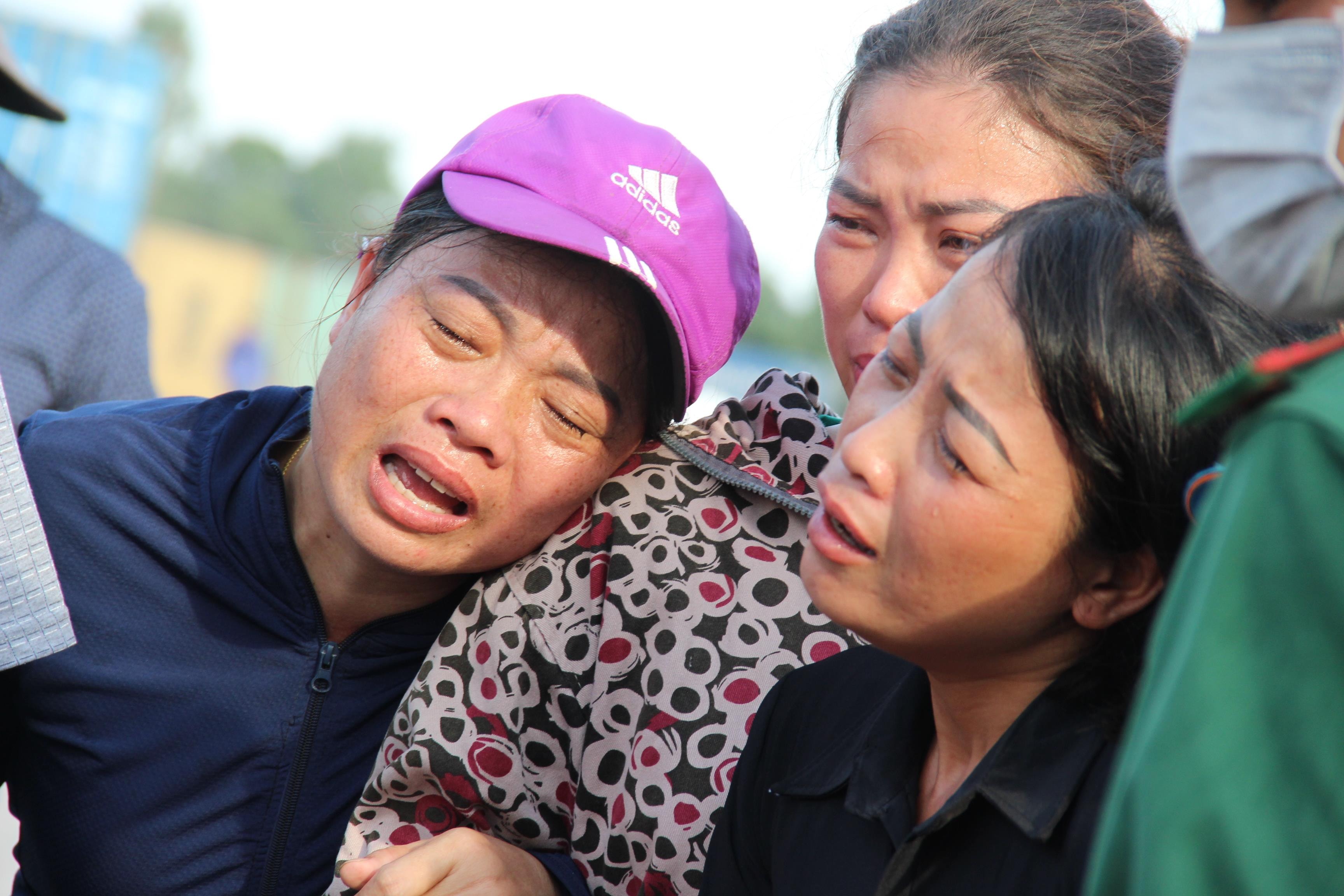 Người nhà nạn nhân Nguyễn Văn Hòa, trong đó có vợ là chị Thái Thị Lý ở thôn Phong Thái, xã Tiến Thủy, huyện Quỳnh Lưu đau đớn đón thi thể người thân.