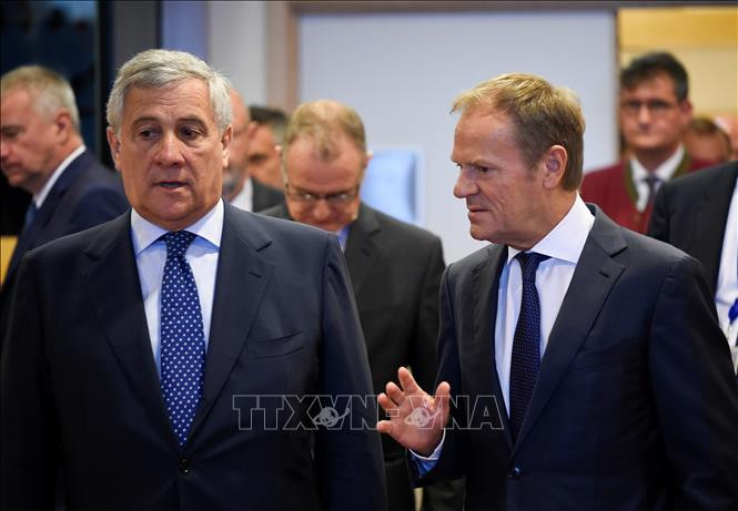 Chủ tịch Nghị viện châu Âu Antonio Tajani (trái) và Chủ tịch Hội đồng châu Âu Donald Tusk trao đổi tại hội nghị ở Brussels, Bỉ tối 30/6/2019. Ảnh: AFP/TTXVN