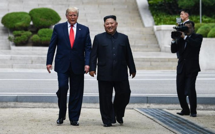Bức ảnh lịch sử Tổng thống Mỹ Trump bước vào lãnh thổ Triều Tiên trưa 30/6. Ảnh: Getty