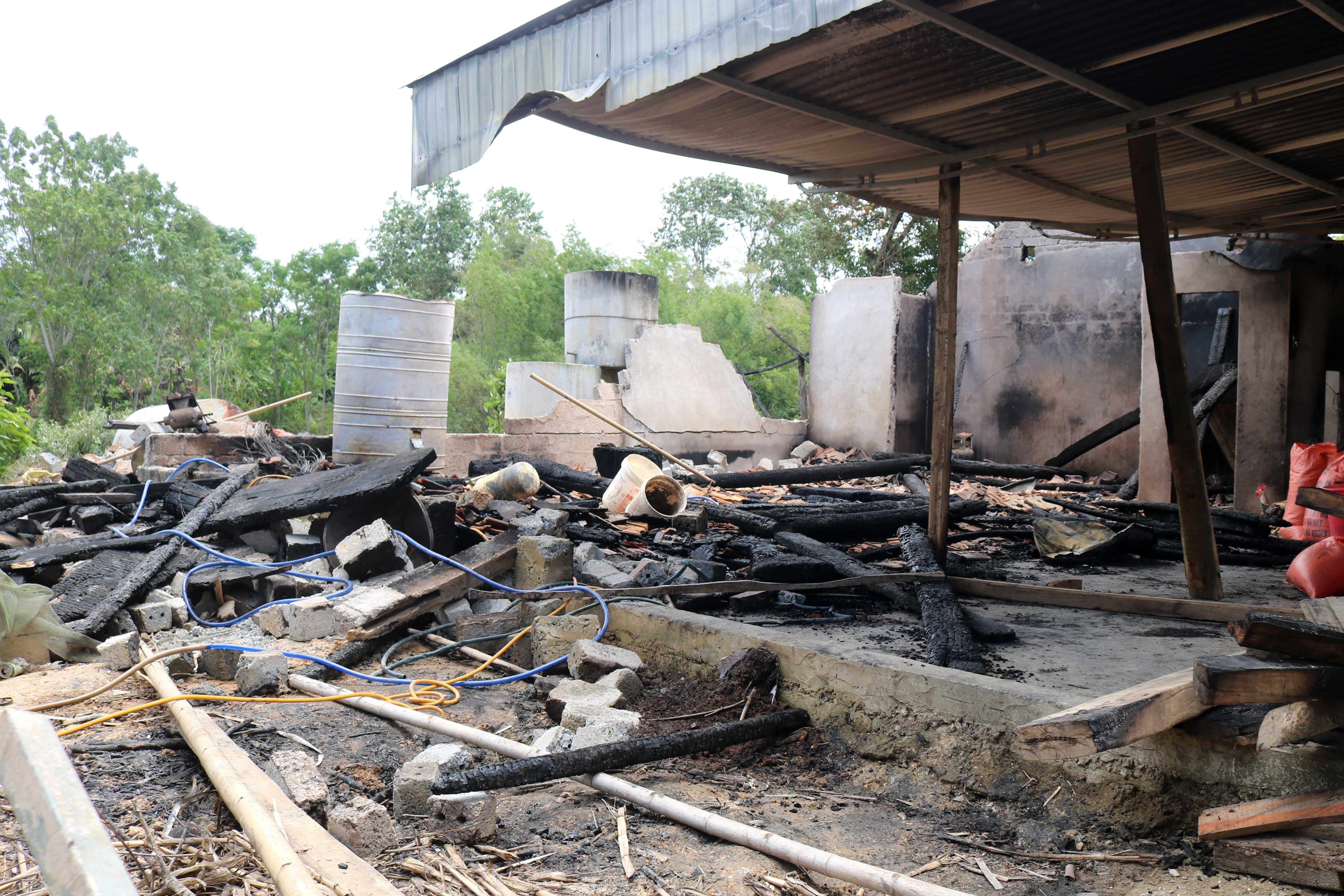 Quang cảnh ngôi nhà 4 gian của gia đình anh Nguyễn Hữu Thái ở xóm Hòa Hợp đã bị lửa thiêu trụi vào lúc 8 h ngày 30/6