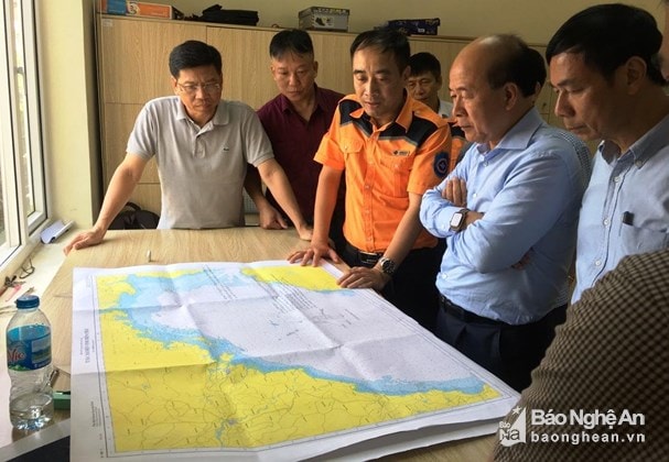 Thứ trưởng Bộ GTVT Nguyễn Văn Công đã có mặt trực tiếp tại Sở chỉ huy tiền phương - Trung tâm Phối hợp tìm kiếm cứu nạn hàng hải khu vực I, chỉ đạo công tác tìm kiếm cứu nạn 9 thuyền viên quê Nghệ An đang mất tích. Ảnh: Khánh An