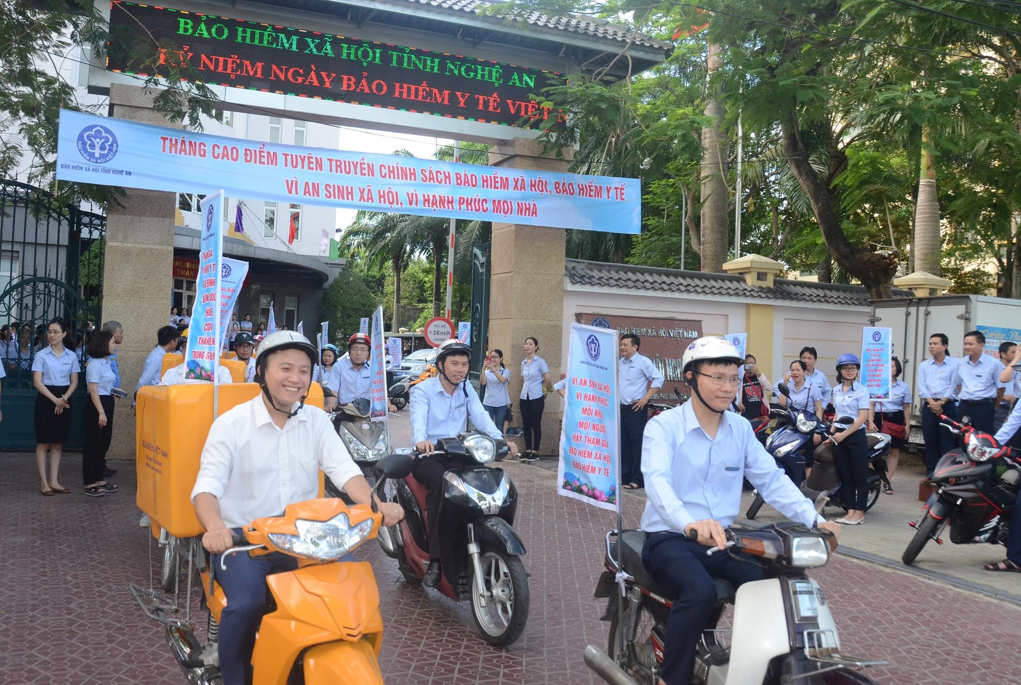 Diễu hành tuyên truyền lưu động về chính sách BHXH, BHYT. Ảnh: Thành Chung