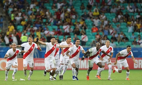 Tuyển Peru vui mừng sau chiến thắng loạt luân lưu.