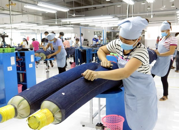 EVFTA mang lại nhiều cơ hội cho ngành da dày, dệt may Việt Nam. Ảnh TTXVN