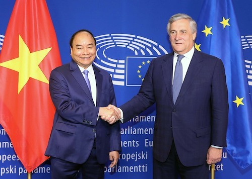 Thủ tướng Nguyễn Xuân Phúc gặp Chủ tịch Nghị viện châu Âu Antonio Tajani trong chuyến thăm EU vào tháng 10-2018. Ảnh VGP