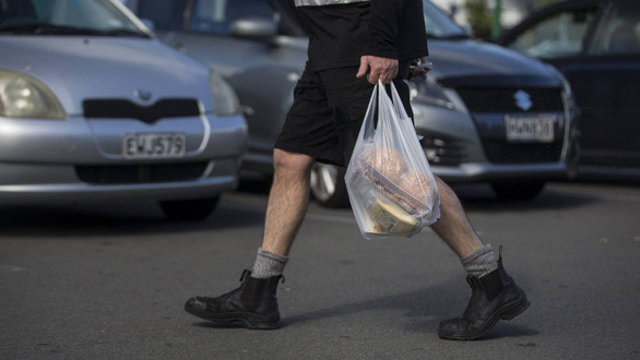 New Zealand bắt đầu cấm túi nhựa, phạt đến 67.000 USD - Ảnh 1.