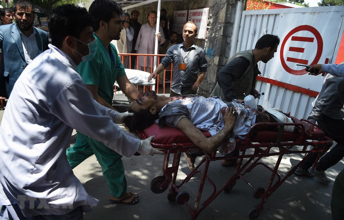 Chuyển nạn nhân bị thương trong vụ đánh bom tại Kabul, Afghanistan, tới bệnh viện ngày 1/7. (Ảnh: AFP/TTXVN)