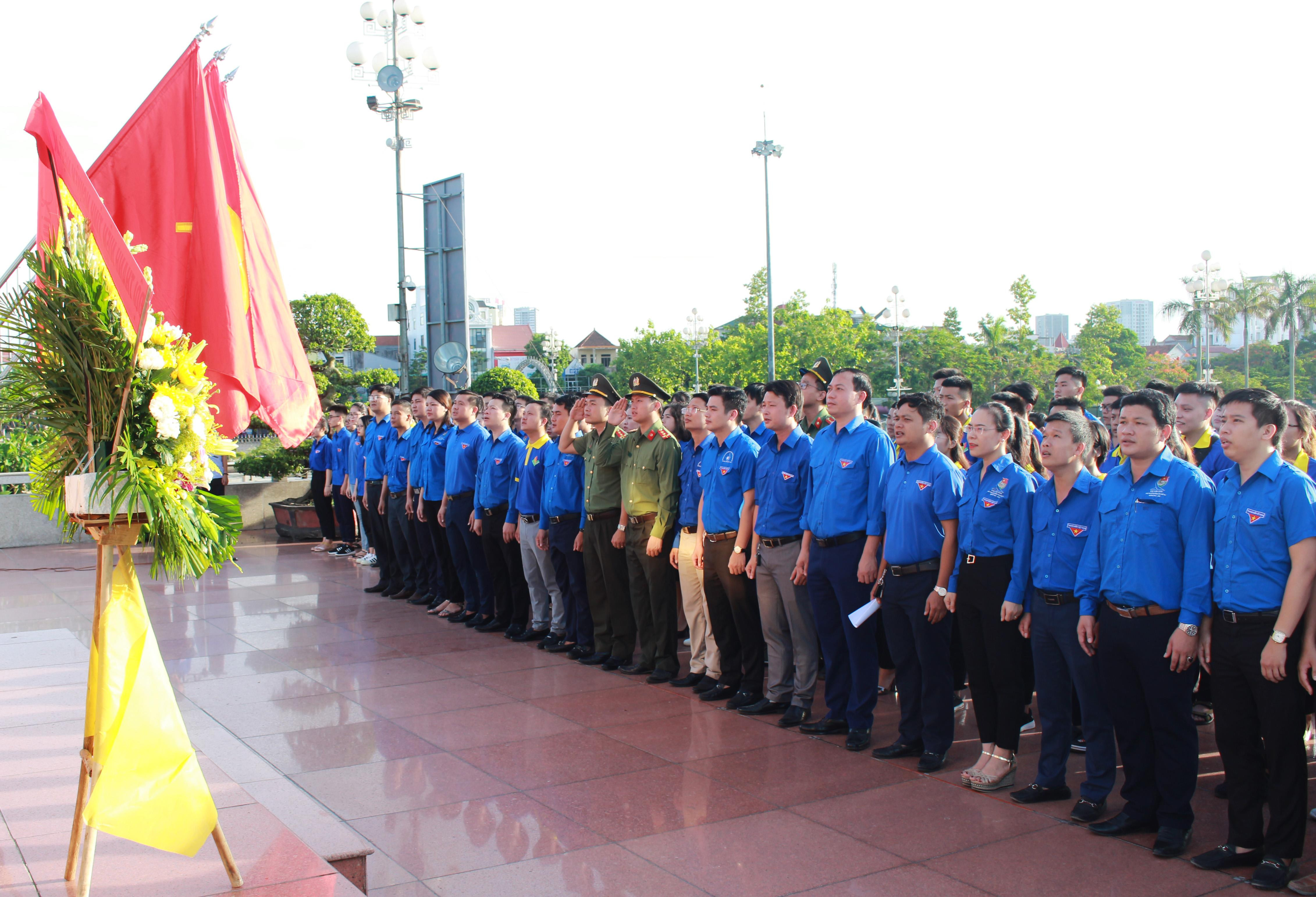 Tại Quảng trường Hồ Chí Minh, lãnh đạo Tỉnh đoàn Nghệ An và hơn 300 đoàn viên, thanh niên làm lễ chào cờ trước Tượng đài Chủ tịch Hồ Chí Minh. Ảnh: Phương Thúy
