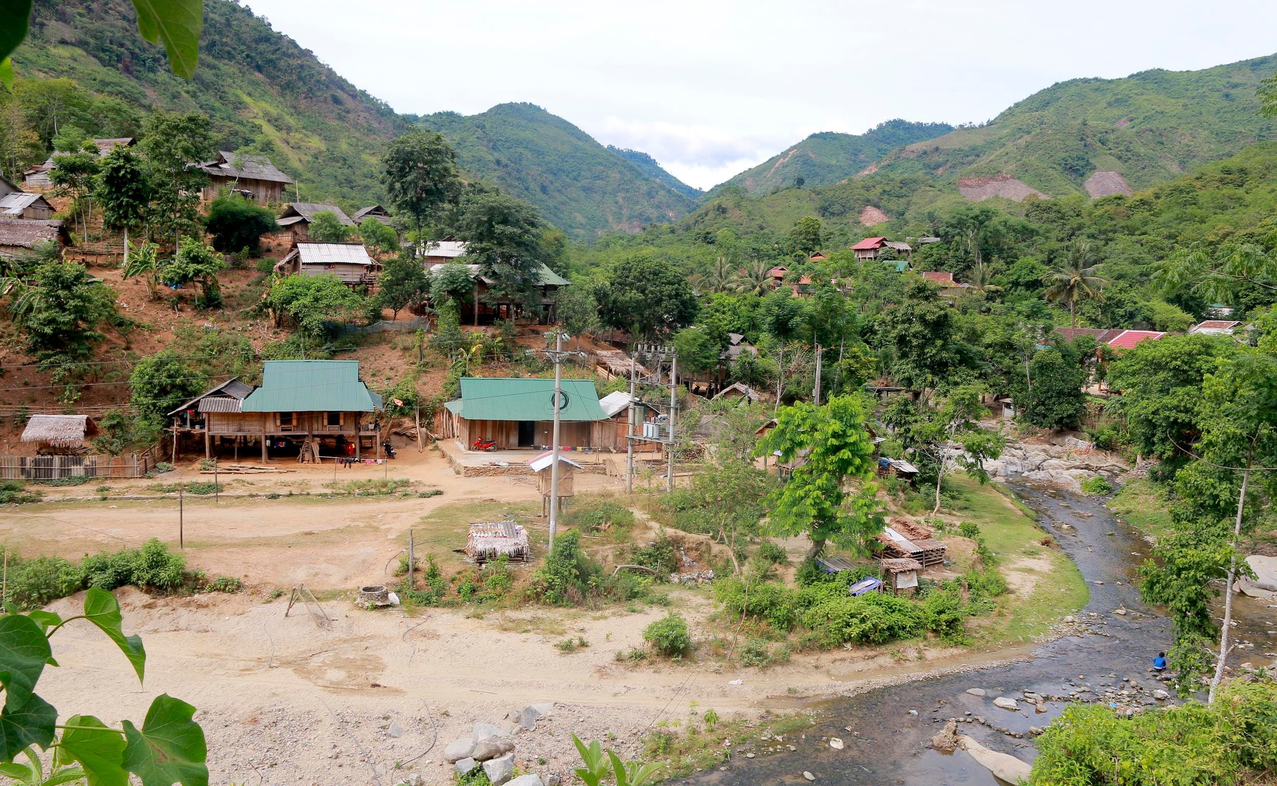 Bản Na Bè cách trung tâm xã Xá Lượng hơn 10km, là nơi cư trú của 198 hộ đồng bào dân tộc Khơ mú, trong đó có tới 123 gia đình thuộc diện hộ nghèo. Nguồn thu nhập của bà con Na Bè chủ yếu từ nương rẫy, hiện có nhiều người rời bản đi làm ăn xa, mức sống còn thấp, đời sống kinh tế - xã hội còn gặp nhiều khó khăn, vất vả. 