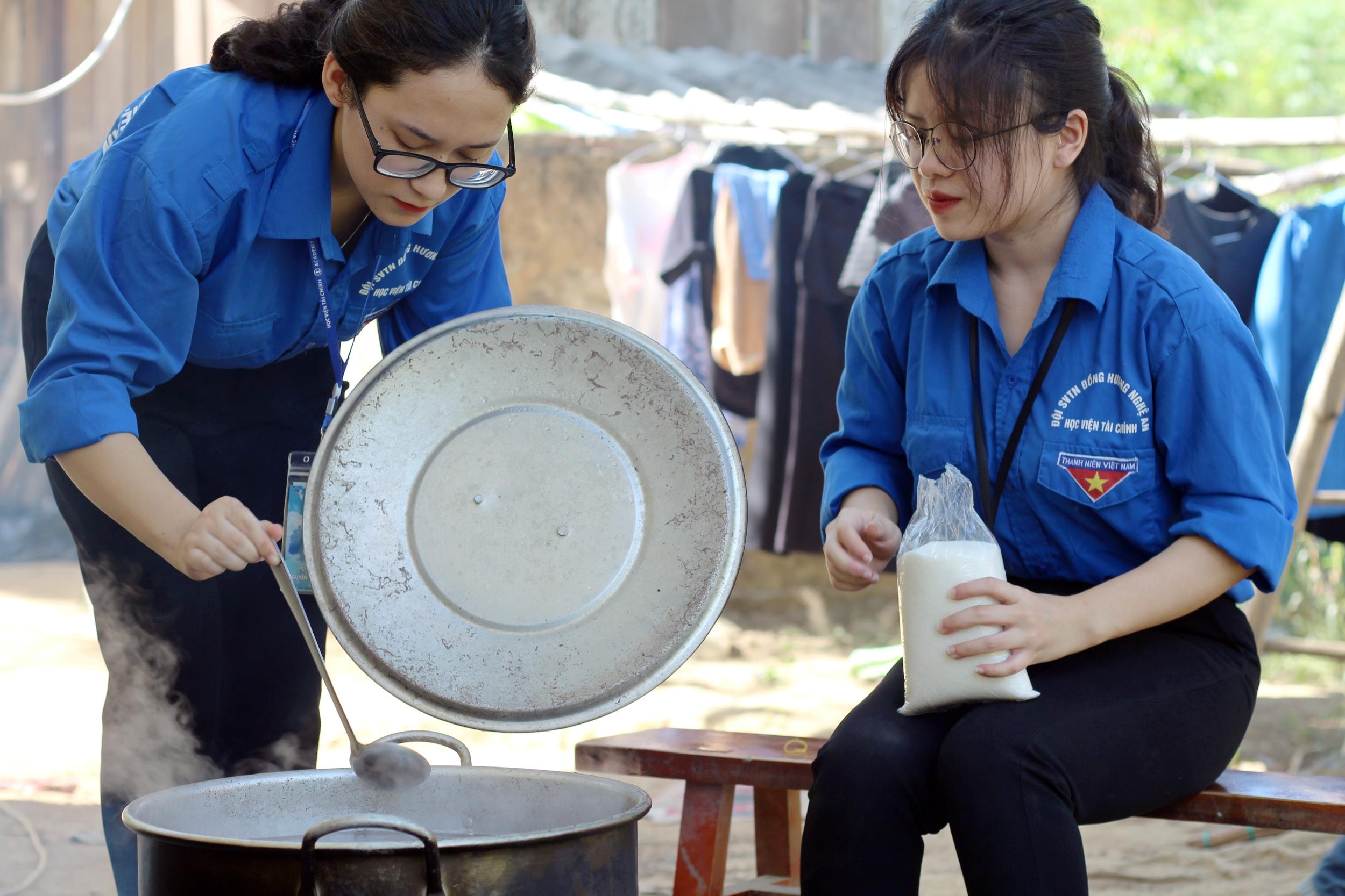 Về Na Bè, Đội SVTN ăn ở và sinh hoạt với bà con dân bản, từ đó có thêm trải nghiệm về cuộc sống ở bản làng vùng cao.