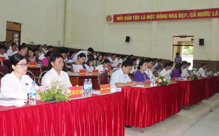 Các đại biểu tham gia kỳ họp thứ 8 HĐND huyện Quỳ Hợp khóa 18