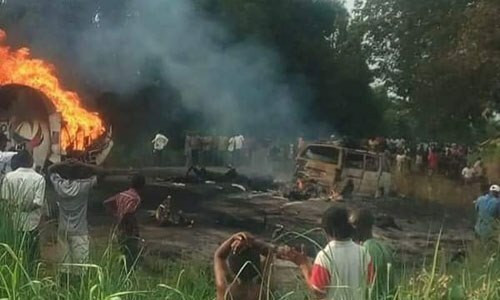 Hiện trường vụ nổ xe bồn chở xăng ở làng Ahumbe, bang Benue, Nigeria hôm nay. Ảnh: Updatenaija.