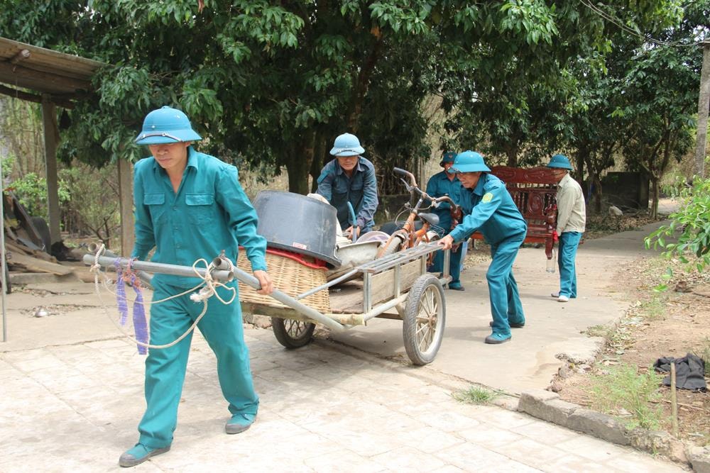 Lực lượng dân quân xã vận chuyển đồ đạc cho người dân xóm 2 nam kim sau khi di chuyển vì vụ cháy trước đó. Ảnh: Văn Trường