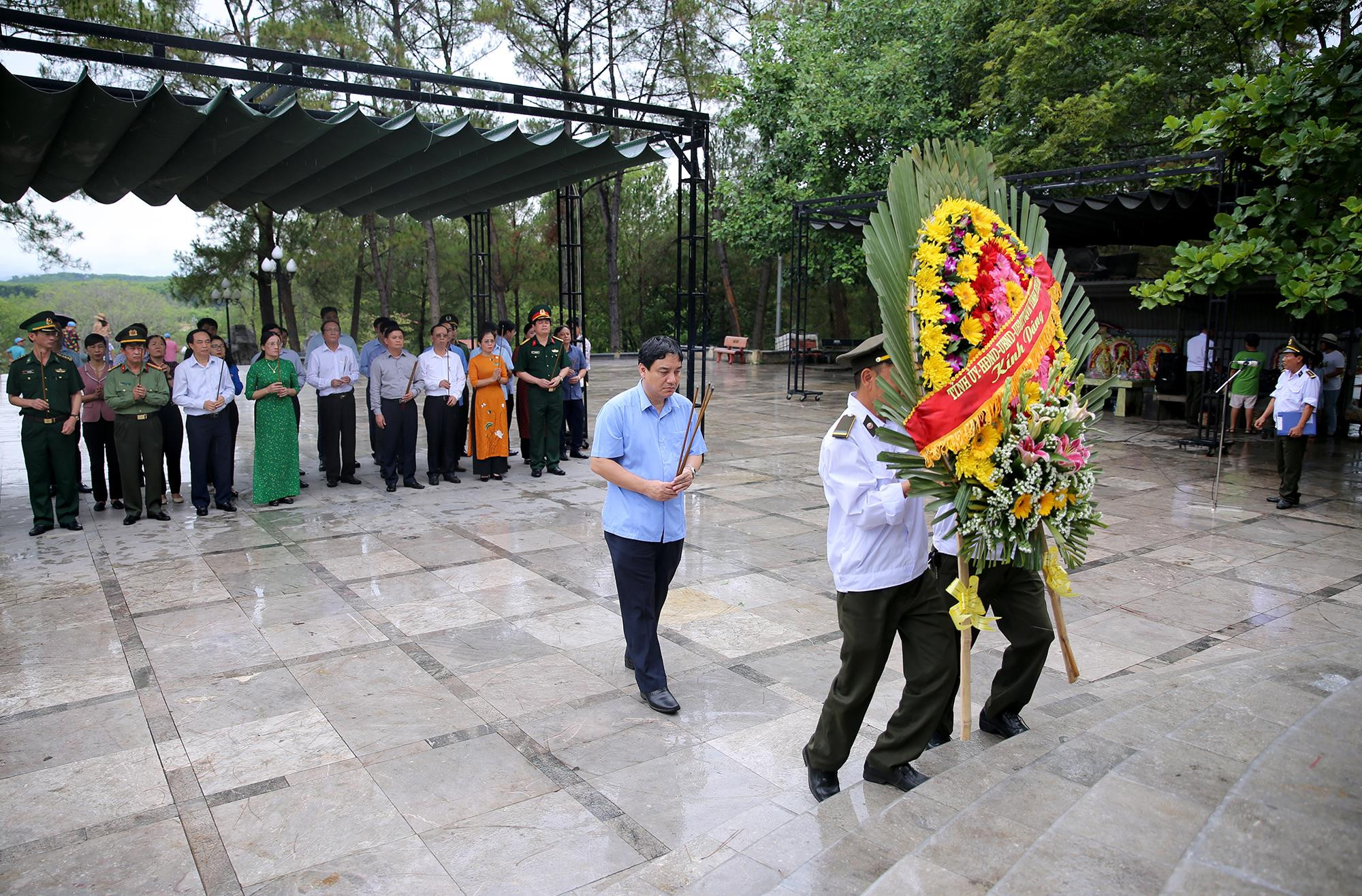 Đoàn đại biểu dâng hoa tại Đài tưởng niệm 10263 liệt sỹ ở Nghĩa Trang quốc gia Trường Sơn. Ảnh: Đức Anh