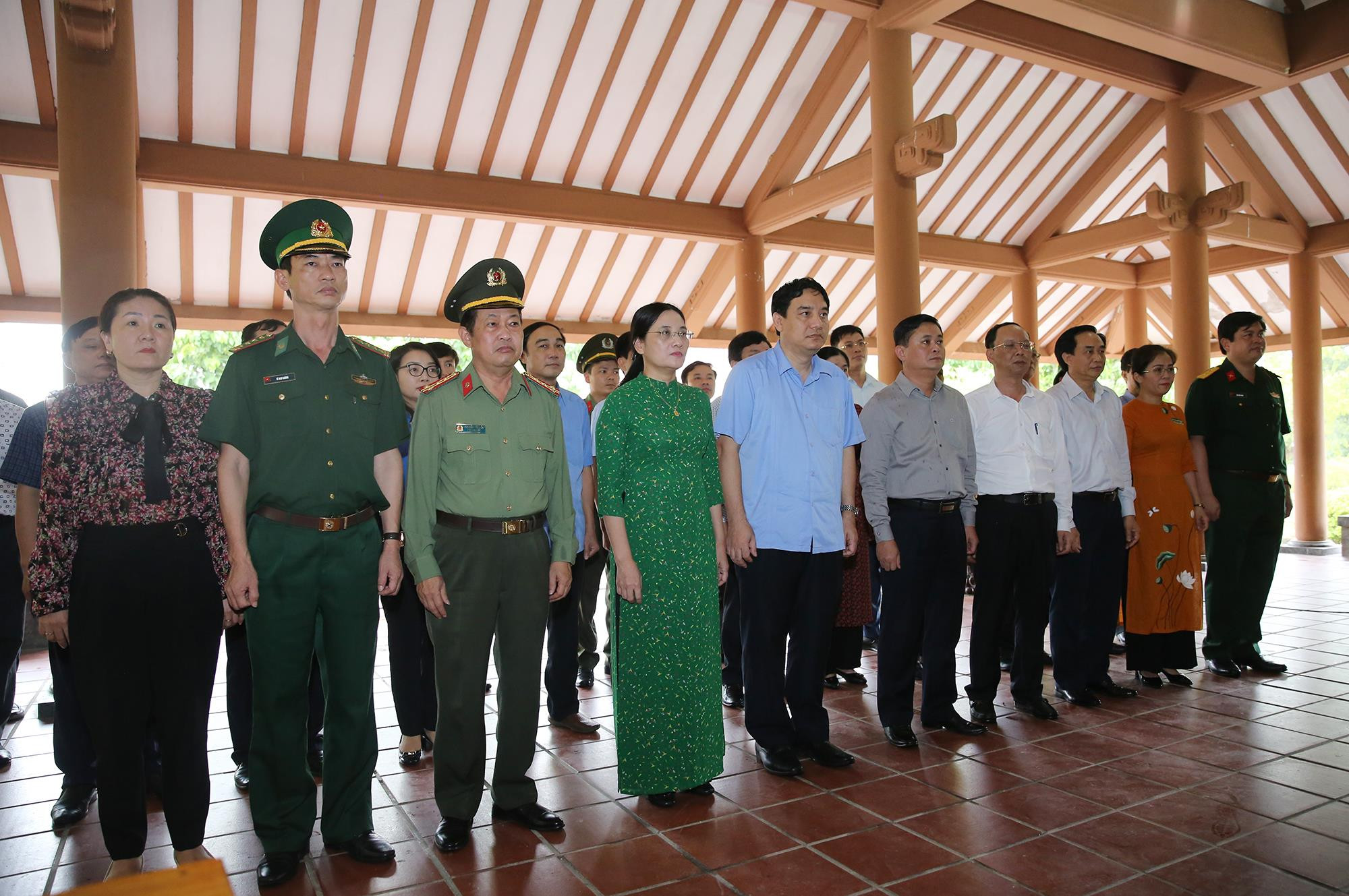 Đoàn đại biểu tỉnh Nghệ An làm lễ dâng hương tại Nhà tưởng niệm Bác Hồ tại Nghĩa trang Liệt sĩ Quốc gia Trường Sơn. Ảnh: Đức Anh