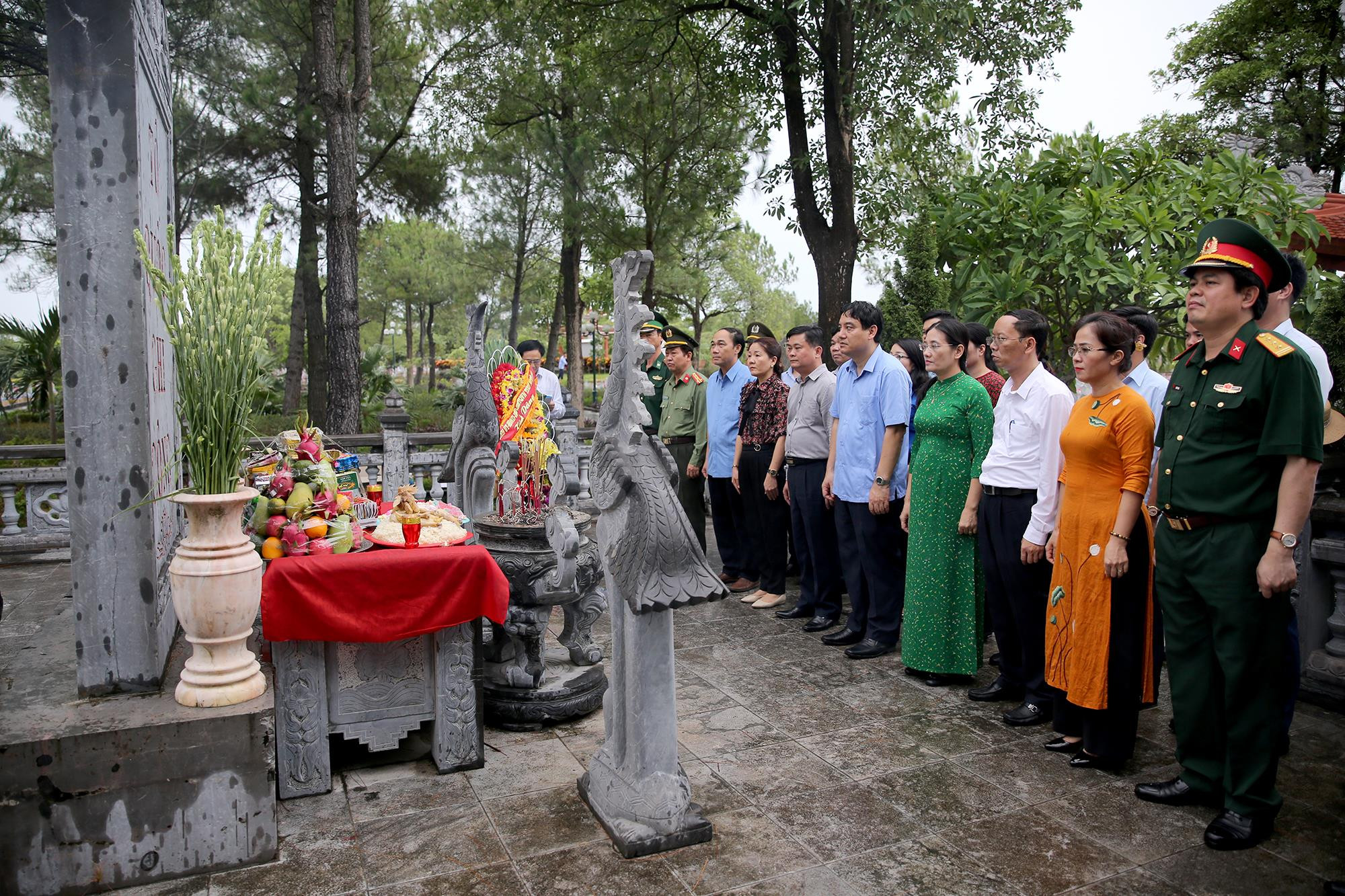 Làm lễ tưởng niệm, dâng hương tại các phần mộ liệt sĩ tỉnh Nghệ An ở Nghĩa trang liệt sĩ quốc gia Đường 9. Ảnh: Đức Anh