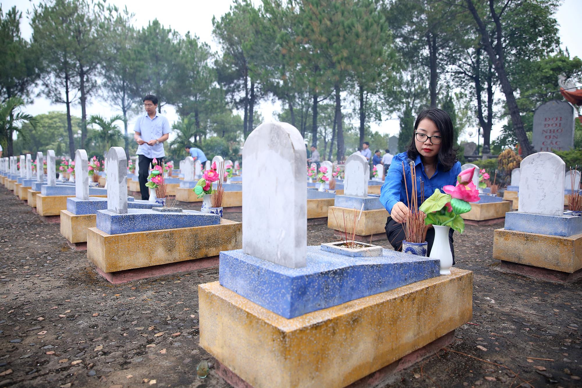 Kính cẩn thắp hương tại khu mộ các liệt sỹ tỉnh Nghệ An ở Nghĩa trang Liệt sĩ Quốc gia Đường 9. Ảnh: Đức Anh