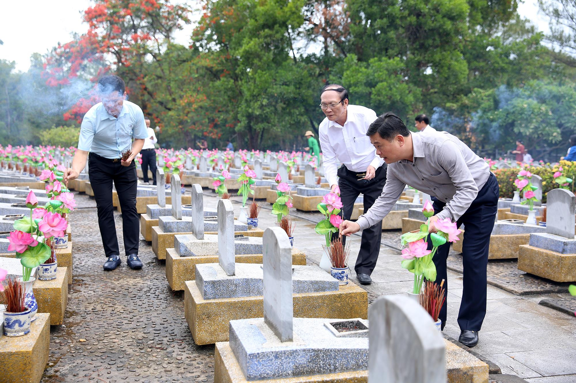 Đồng chí Thái Thanh Quý dâng hương tại các phần mộ liệt sĩ tỉnh Nghệ An ở Nghĩa trang liệt sỹ Quốc gia Trường Sơn. Ảnh: Đức Anh