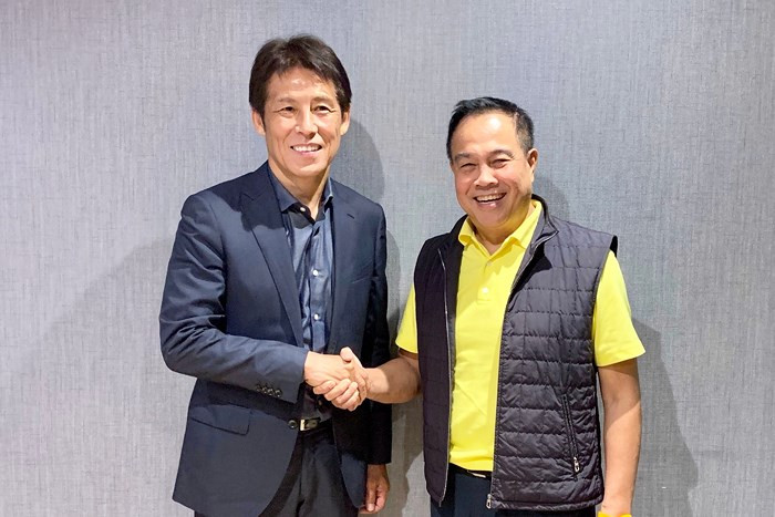 Chủ tịch FAT - Somyot (bên phải) bắt tay ông Akira Nishino - tân HLV trưởng ĐTQG và U23 Thái Lan kể từ ngày 1-7-2019.