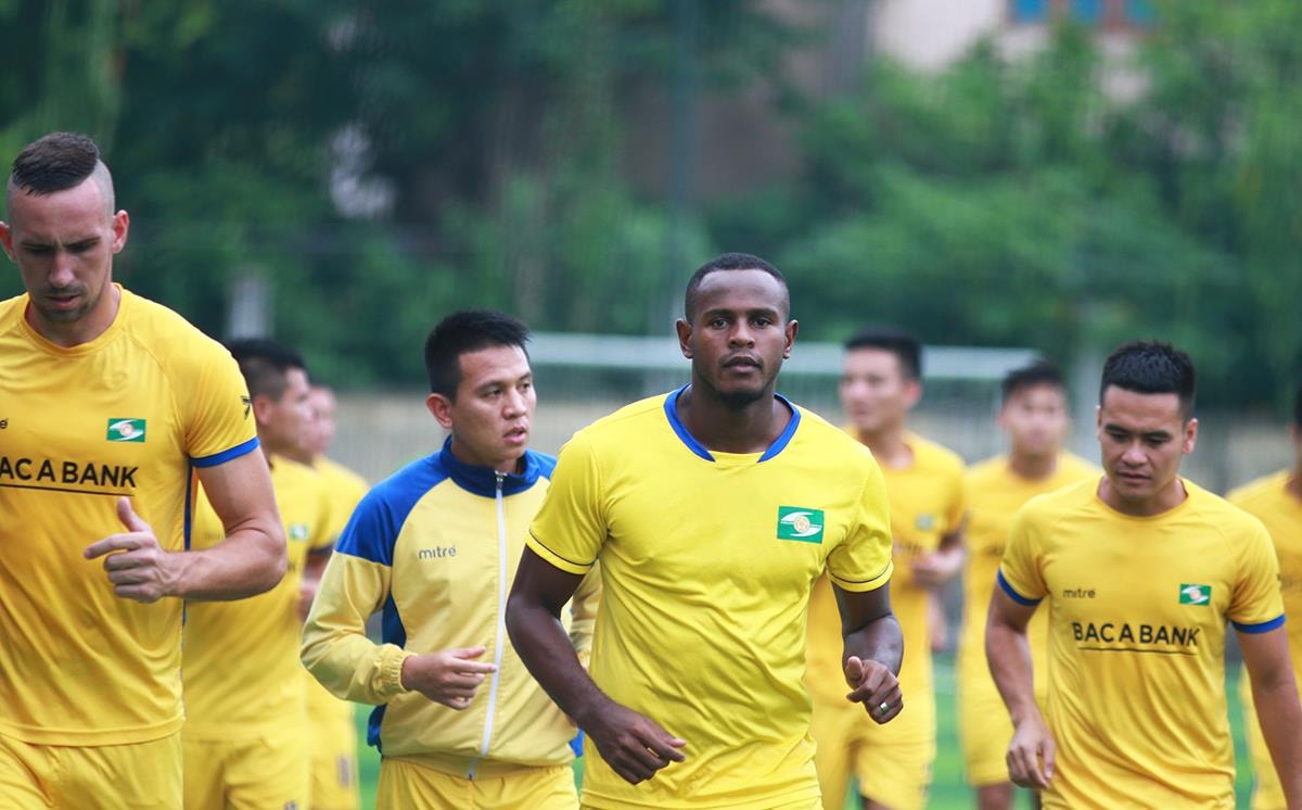 Trong buổi tập của SLNA trước thềm giai đoạn lượt về V.League 2019, ngoại binh Joel Vinicius - người cũ của CLB TP Hồ Chí Minh bất ngờ đến tập luyện. Ảnh: Xuân Thủy