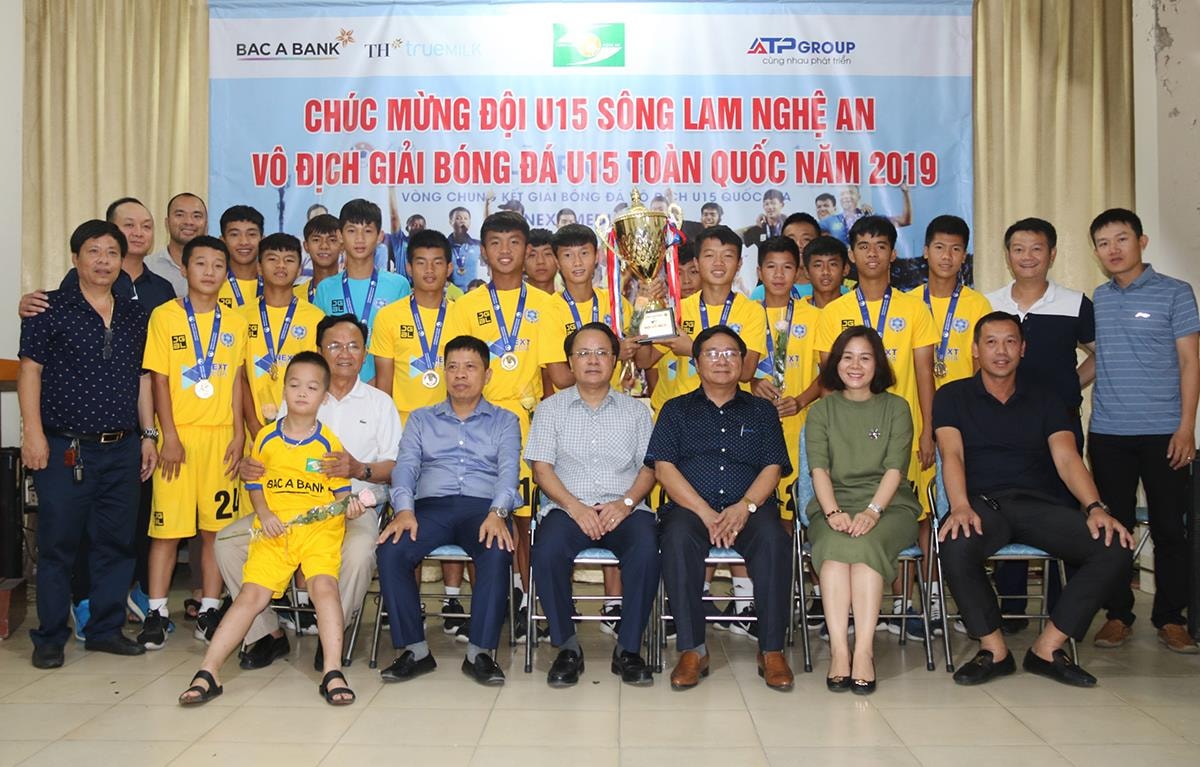 Các đại biểu chụp ảnh cùng ban huấn luyện và các cầu thủ U15 SLNA. Ảnh: Trung Kiên