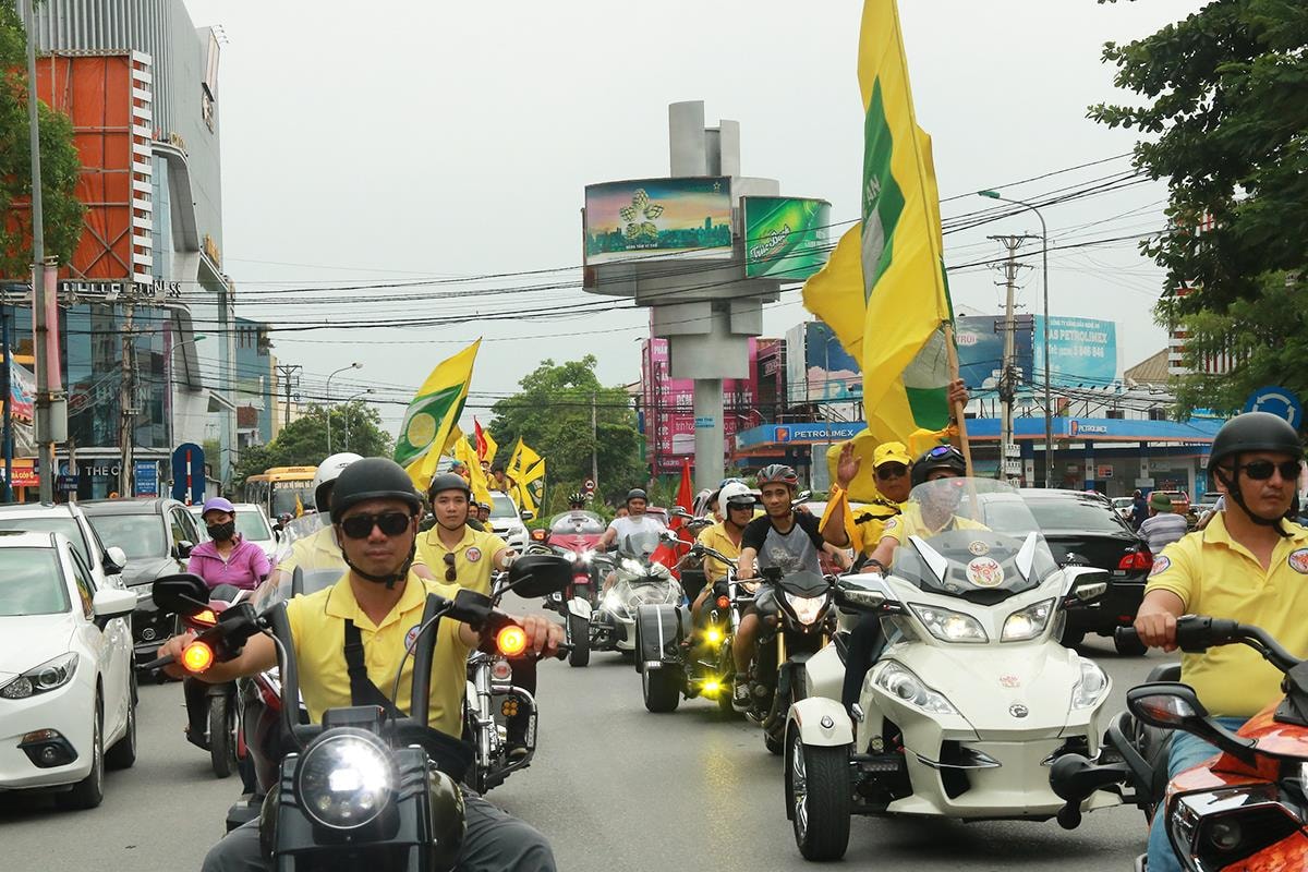 Trên đường từ Quảng trường Hồ Chí Minh, đoàn mô tô phân khối lớn dẫn đoàn diễu hành về đại bản doanh CLB SLNA. Ảnh: Ảnh: Lê Tần