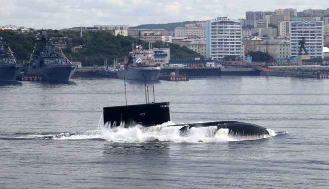 Một tàu ngầm Nga đang vào cảng Severomorsk của Hạm đội phương Bắc /// Reuters