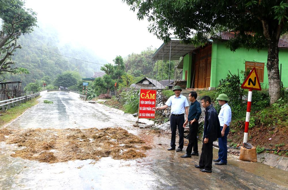 Kiểm tra chốt kiểm soát phòng dịch tại xã Chiêu Lưu, huyện Kỳ Sơn. Đây là điểm đầu của huyện, hiện tại xã đã tiêu hủy 40 con trên tổng số đàn lợn 5.000 con. Ảnh: Nguyễn Hải