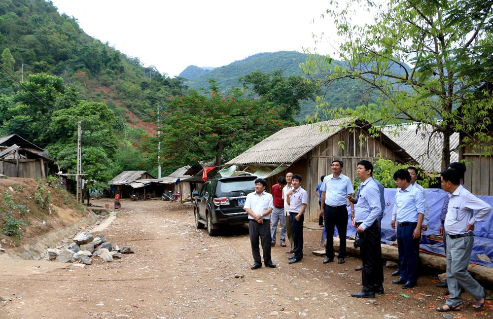 Khảo sát, kiểm tra nguy cơ sạt lở núi tại bản Văng Pao, xã Mường Típ khiến 63 hộ dân phải có phương án di dời khẩn cấp khi có mưa lũ lớn. Ảnh: Nguyễn Hải