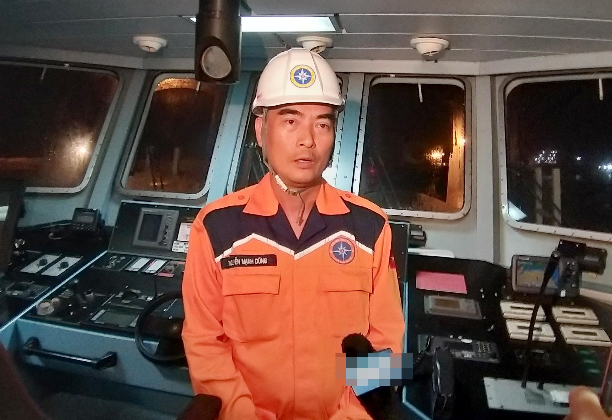 Ông Nguyễn Mạnh Dũng - thuyền trưởng tàu SAR 411, Trung tâm Phối hợp tìm kiếm hàng hải Việt Nam cho rằng, việc tiếp cận vị trí tàu bị nạn là rất khó khăn. Ảnh: Phạm Bằng