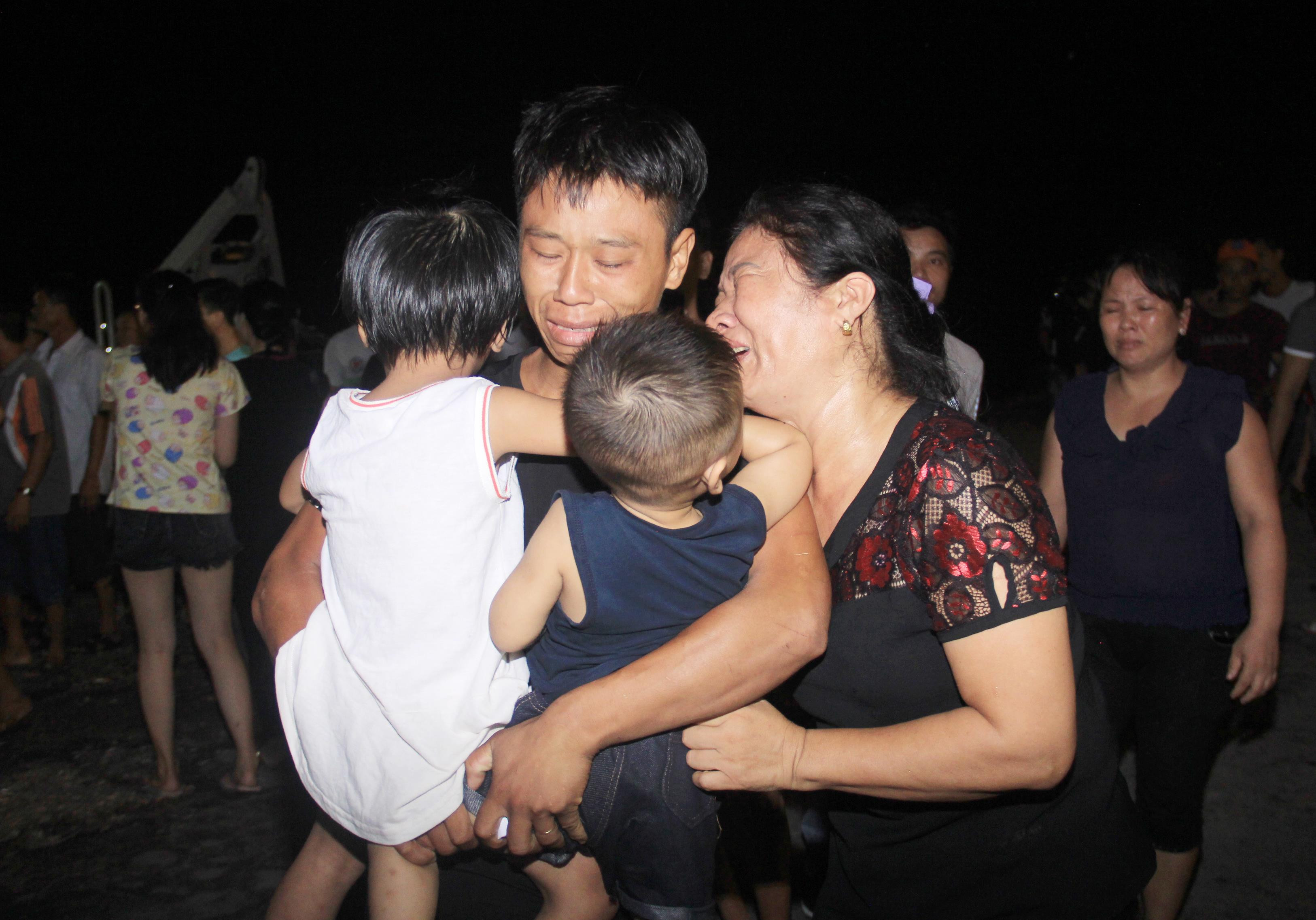 Thuyền viên Đinh Trọng Hậu khóc nghẹn khi gặp lại 2 người con và mẹ. Ảnh: Phạm Bằng