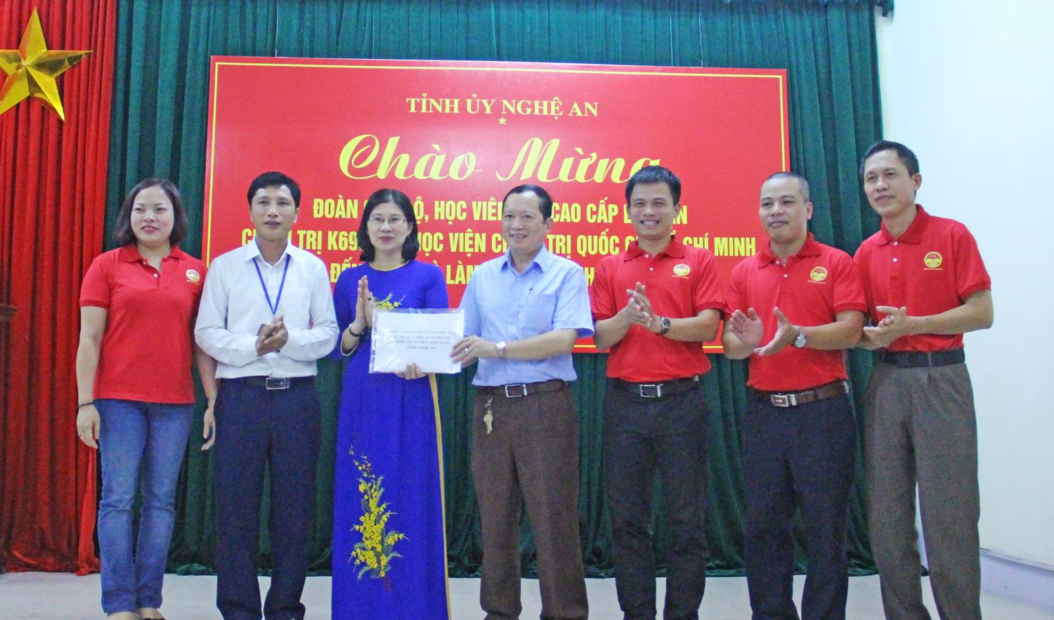 Kết thúc buổi tọa đàm, các học viên của lớp viên lớp Cao cấp LL – CT K69.B22 đã trao tặng một số suất quà trị giá 50 triệu đồng cho các em học sinh vùng dân tộc thiểu số có hoàn cảnh khó khăn ở tỉnh Nghệ An.