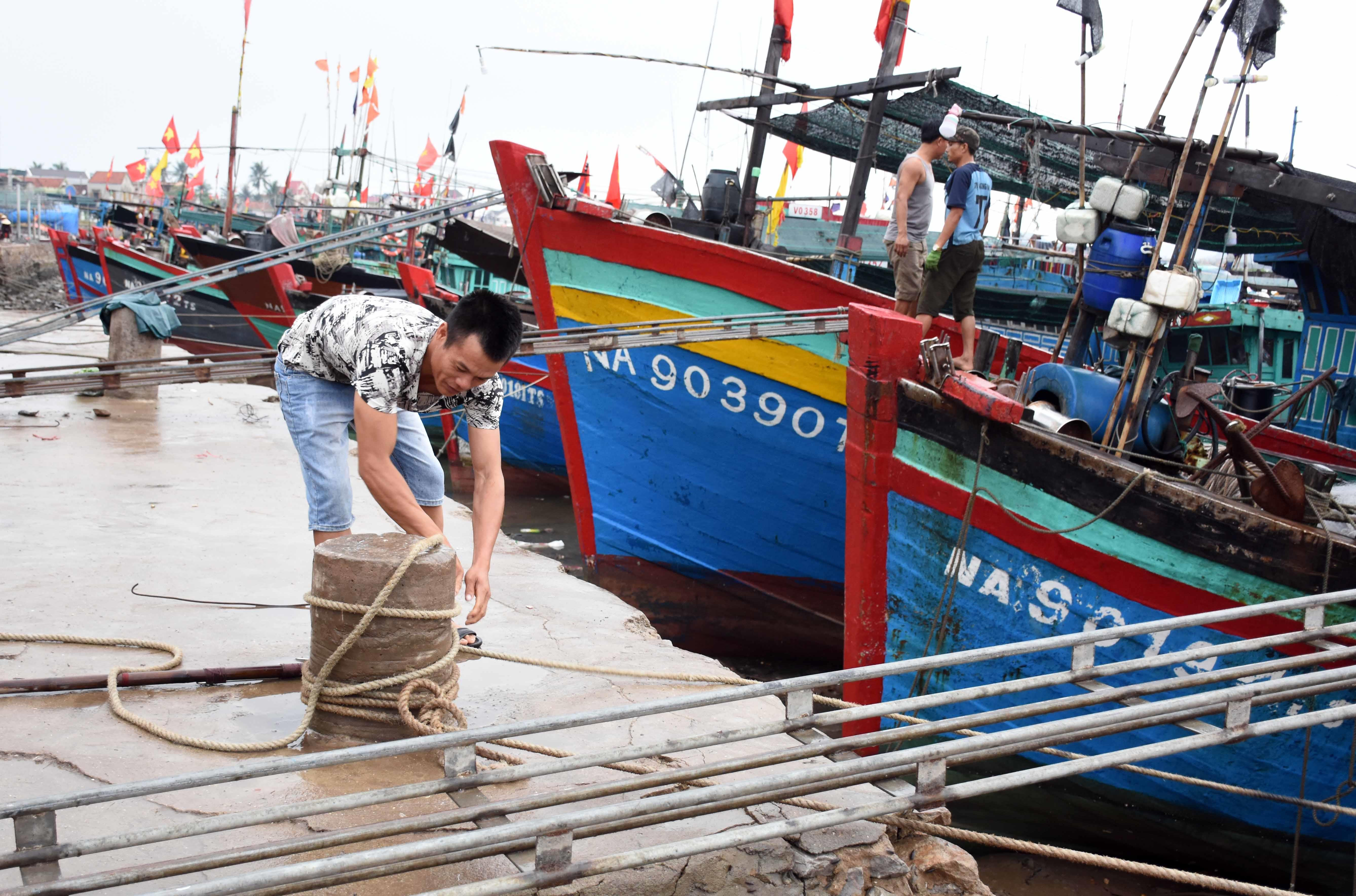 Ngư dân phường Quỳnh Phương - thị xã Hoàng Mai neo đậu tàu thuyền tránh trú bão số 2. Ảnh: Thanh Yên